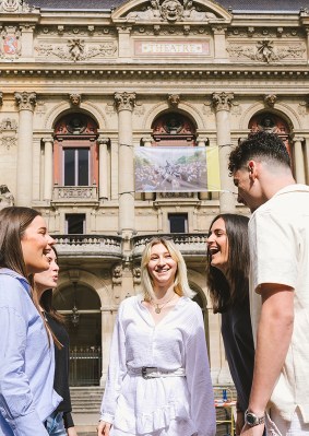 Groupe d’étudiants de l’école de commerce INSEEC rigolant devant le théâtre “Les Célestins” de Lyon