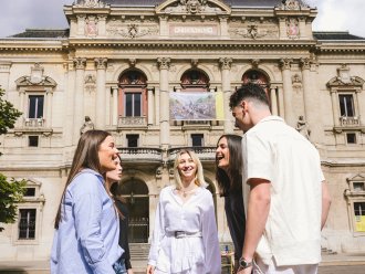 Groupe d’étudiants de l’école de commerce INSEEC rigolant devant le théâtre “Les Célestins” de Lyon