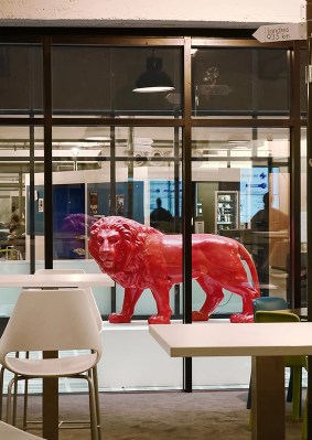 Photo de la statue du lion rouge dans le hall du campus de Lyon de l’école de commerce INSEEC