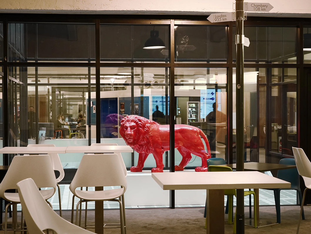 Photo de la statue du lion rouge dans le hall du campus de Lyon de l’école de commerce INSEEC
