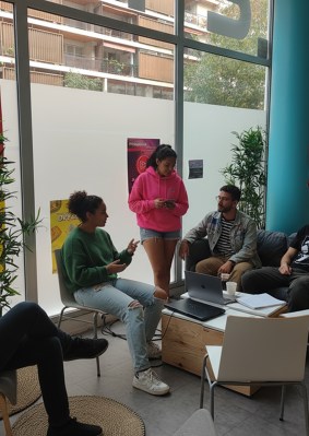 Étudiantes discutant dans des canapés dans un coin détente du campus de Marseille de l’école de commerce INSEEC