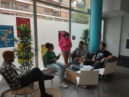 Étudiantes discutant dans des canapés dans un coin détente du campus de Marseille de l’école de commerce INSEEC