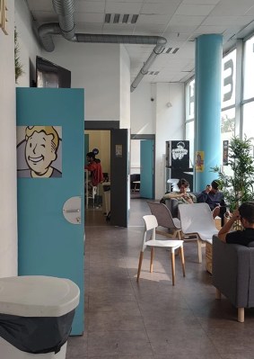 Étudiants assis dans des canapé dans un coin détente du campus de Marseille de l’école de commerce INSEEC