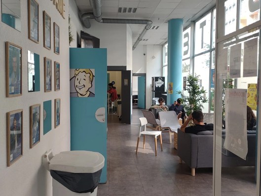 Étudiants assis dans des canapé dans un coin détente du campus de Marseille de l’école de commerce INSEEC