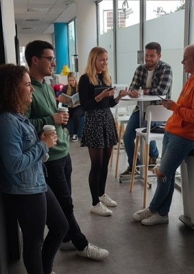 Étudiants discutant dans un couloirs du campus de Marseille de l’école de commerce INSEEC