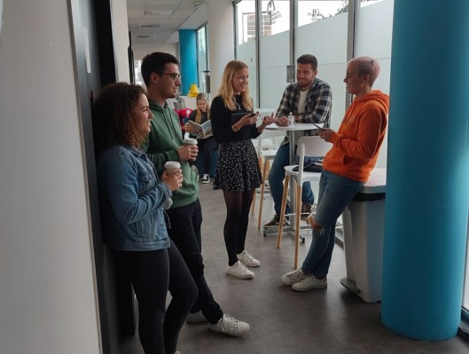 Étudiants discutant dans un couloirs du campus de Marseille de l’école de commerce INSEEC