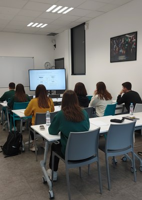 Étudiants écoutant leur professeur en cours dans le campus de Marseille de l’école de commerce INSEEC