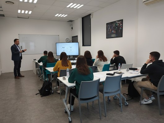 Étudiants écoutant leur professeur en cours dans le campus de Marseille de l’école de commerce INSEEC
