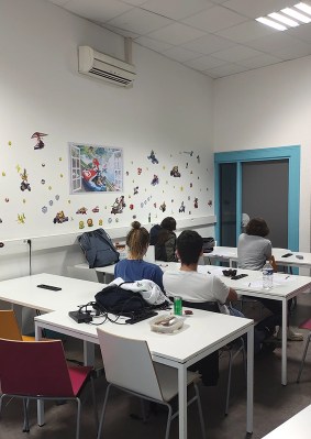 Étudiants en salle de cours dans le campus de Marseille de l’école de commerce INSEEC