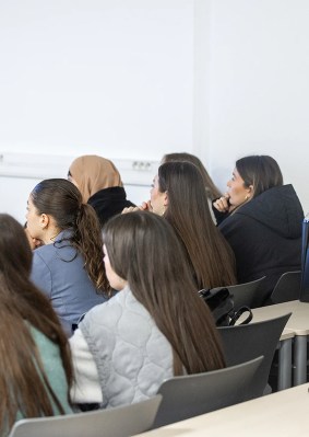 Groupe d’étudiantes en cours dans le campus de Marseille de l’école de commerce INSEEC