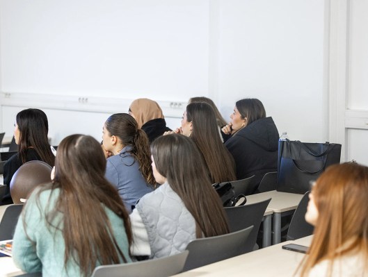 Groupe d’étudiantes en cours dans le campus de Marseille de l’école de commerce INSEEC