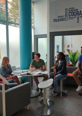 Groupe d’étudiants discutant dans le hall du campus de Marseille de l’école de commerce INSEEC