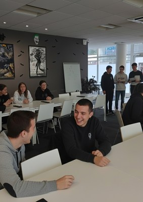Étudiantes discutant dans un salle commune du campus de Marseille de l’école de commerce INSEEC