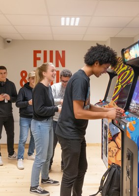 Fun & Zen Zone du campus de Rennes de l’école de commerce INSEEC équipée de jeux d’arcades