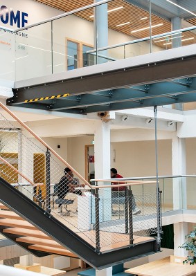 Étudiants profitant d’une pause dans le hall du campus rénové de Rennes de l’école de commerce INSEEC