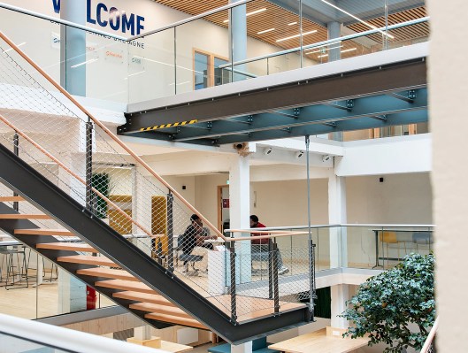 Étudiants profitant d’une pause dans le hall du campus rénové de Rennes de l’école de commerce INSEEC