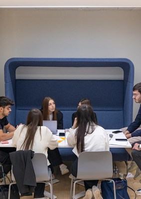 Groupe d’étudiants travaillant ensemble dans une salle de co-working du campus de Rennes de l’école de commerce INSEEC