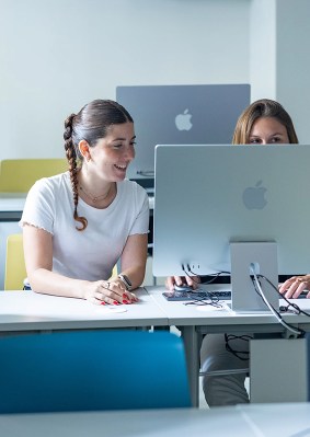 Photo d’étudiantes dans l’amphithéâtre du campus rénové de Rennes de l’école de commerce INSEEC