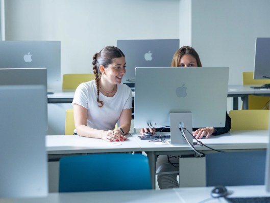 Photo d’étudiantes dans l’amphithéâtre du campus rénové de Rennes de l’école de commerce INSEEC