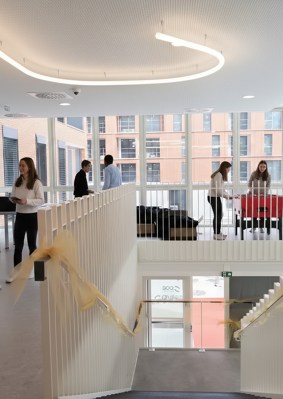 Étudiants discutant et jouant au babyfoot dans le campus de Toulouse de l’école de commerce INSEEC