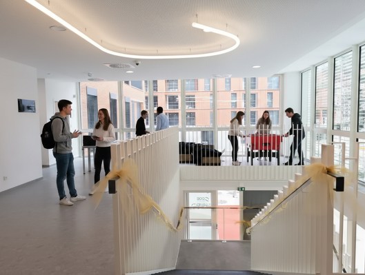 Étudiants discutant et jouant au babyfoot dans le campus de Toulouse de l’école de commerce INSEEC