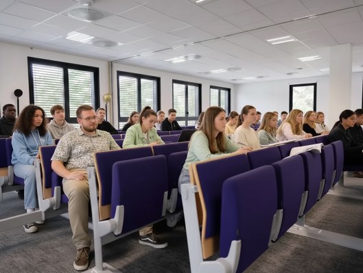 Étudiants dans un amphithéâtre du campus de Toulouse de l’école de commerce INSEEC
