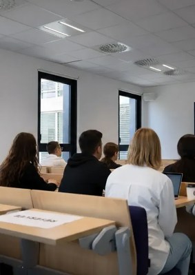 Étudiants en cours dans le campus de Toulouse de l’école de commerce INSEEC