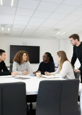 Étudiants en projet de groupe dans une salle du campus de Toulouse de l’école de commerce INSEEC