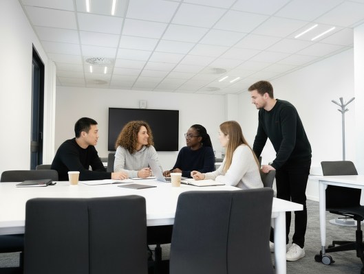 Étudiants en projet de groupe dans une salle du campus de Toulouse de l’école de commerce INSEEC