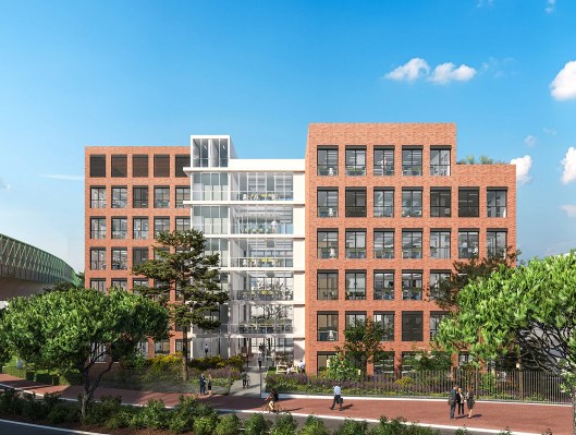 Groupe d’étudiants de l’école de commerce INSEEC portant le maillot de l’Olympique de Marseille au Vélodrome