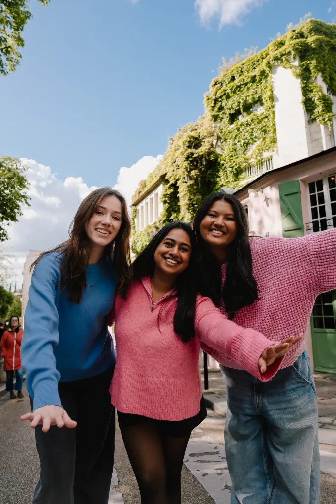 3 étudiantes dans une rues de paris