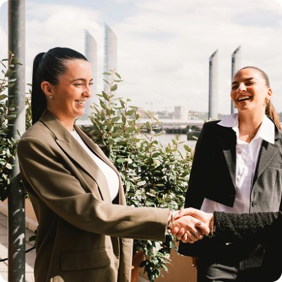Étudiante serrant la main d'un employeur pour un stage