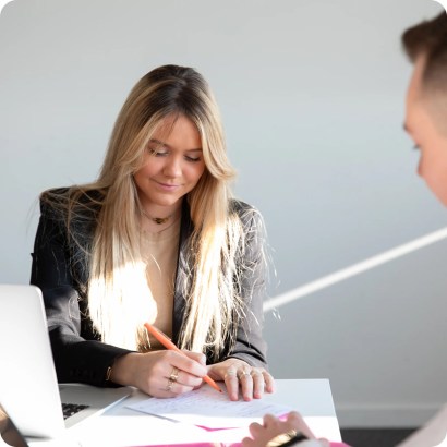 Étudiante signant son contrat d'alternance