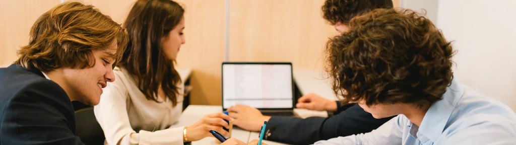 Etudiants dans une salle de classe travaillant devant un ordinateur