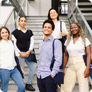Étudiants devant un escalier