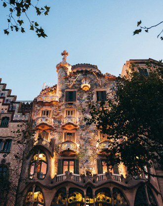 Façade illuminée de la Casa Batlló à Barcelone, bâtiment moderniste emblématique conçu par Antoni Gaudí