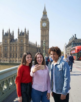 Groupe d’étudiants de l’école de commerce INSEEC prenant un selfie ensemble