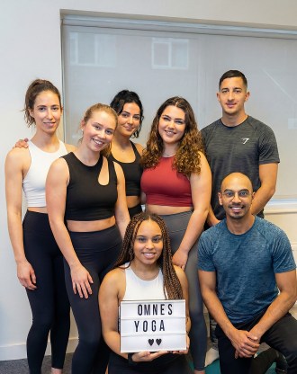 Groupe d’étudiants posant après une séance de yoga au campus OMNES Education