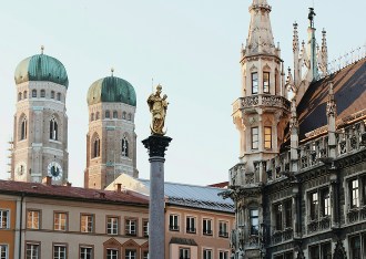 Vue de Marienplatz à Munich avec les tours de la Frauenkirche et la colonne mariale entourées de bâtiments historiques