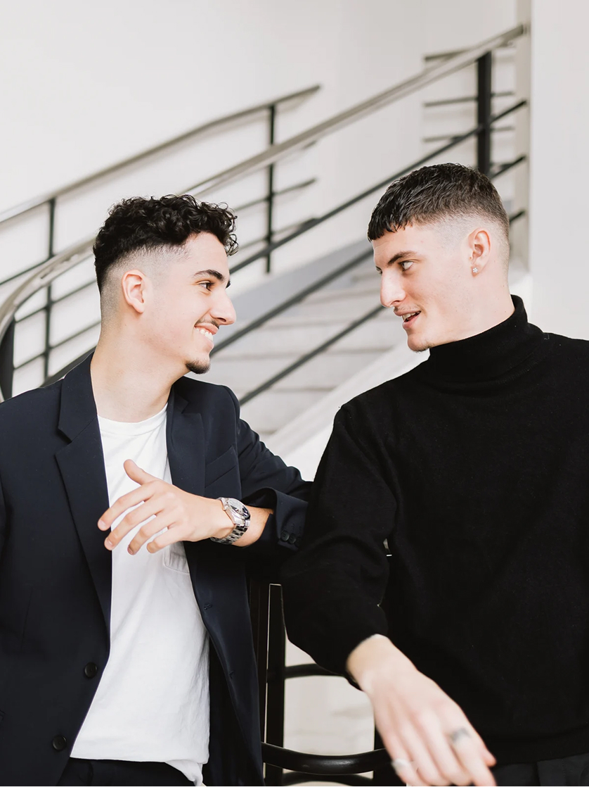 Photo de deux étudiants complices de l’école de commerce INSEEC en train de rigoler