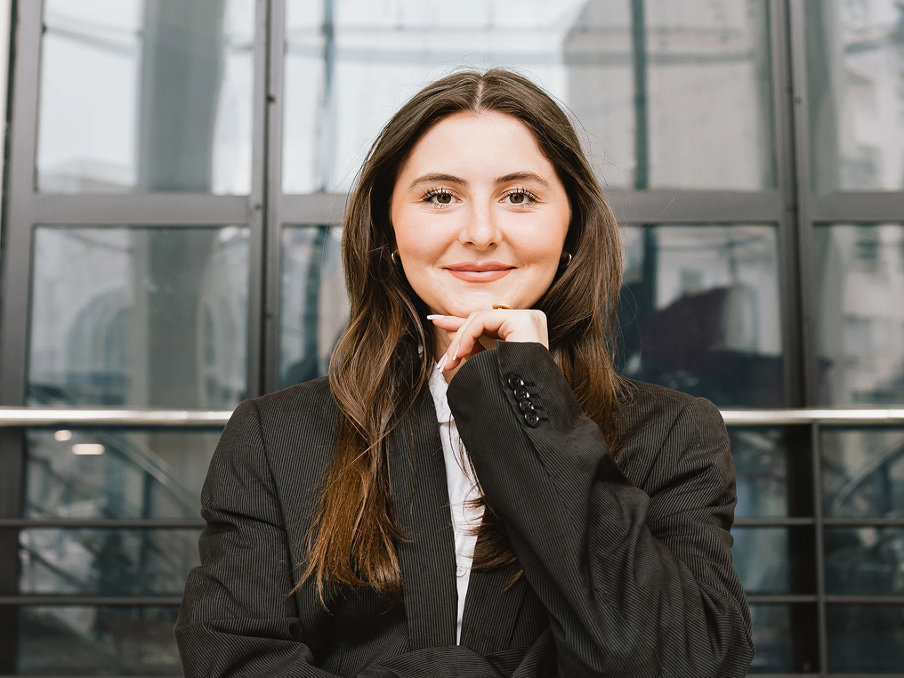 Portrait d’une étudiante en costard dans un campus de l’école de commerce INSEEC