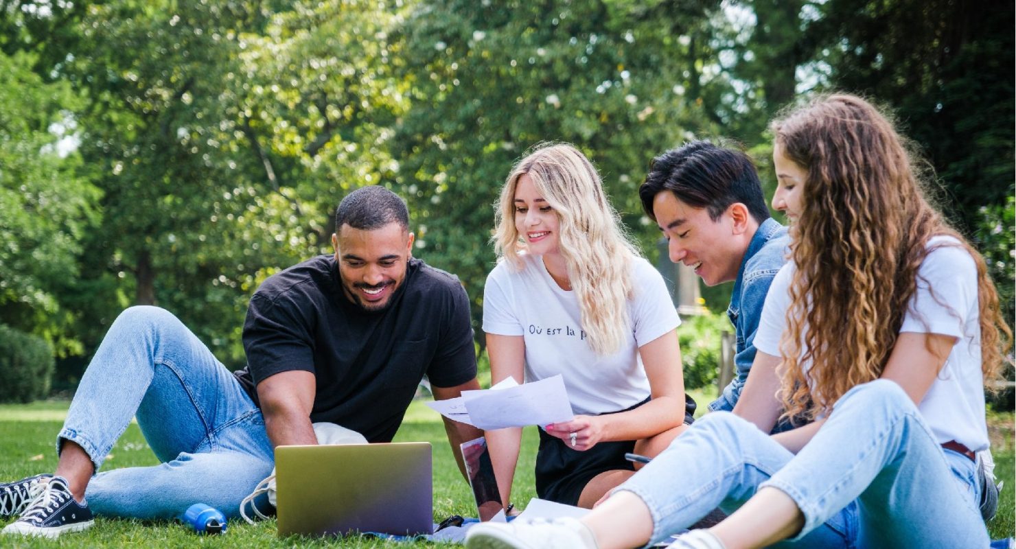 étudiants relax échangeant sur les bons plans à l'inseec