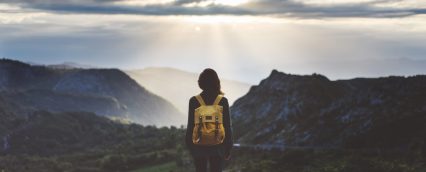 Etudiante qui regarde l'horizon