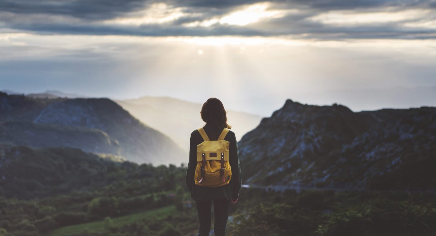Etudiante qui regarde l'horizon
