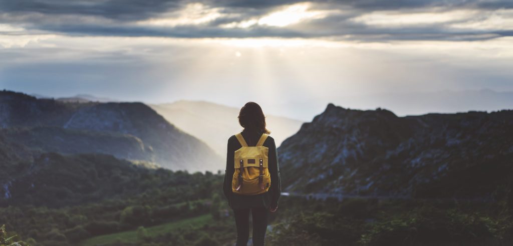 Etudiante qui regarde l'horizon