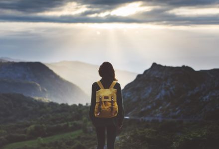 Etudiante qui regarde l'horizon