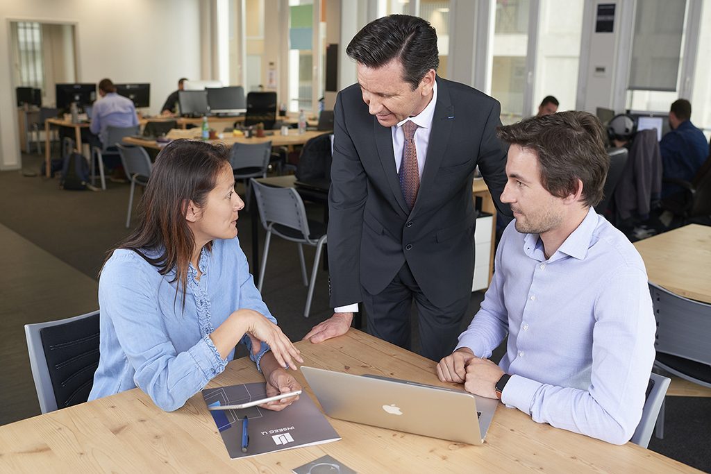 Etudiants en entreprise lors de son alternance en finance