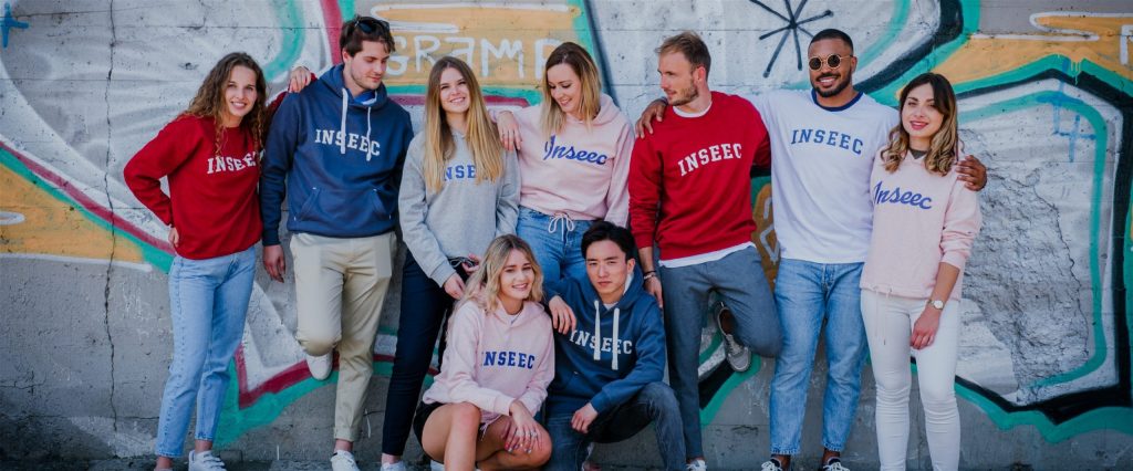 Etudiants INSEEC arborant fièrement leur sweat