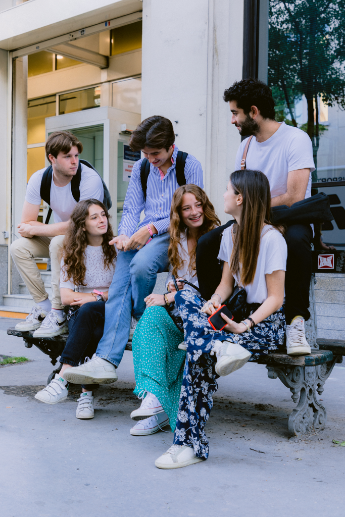 Etudiants assis devant le campus