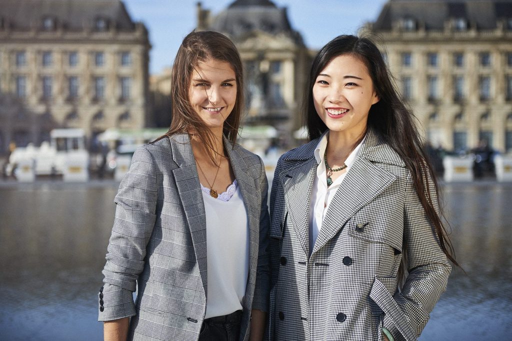 photo of 2 students in digital, place de la Bourse in Bordeaux